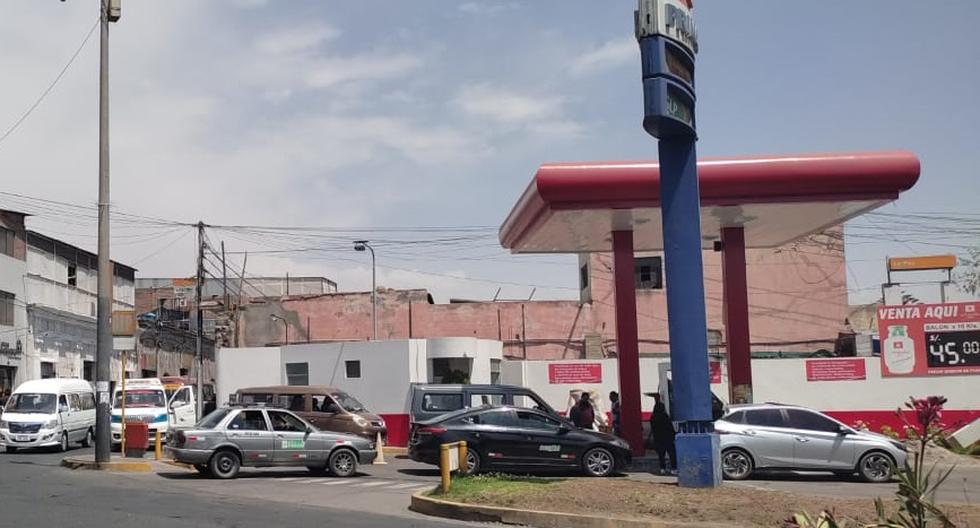 Arequipa: Taxi drivers still form queues at some taps due to LPG