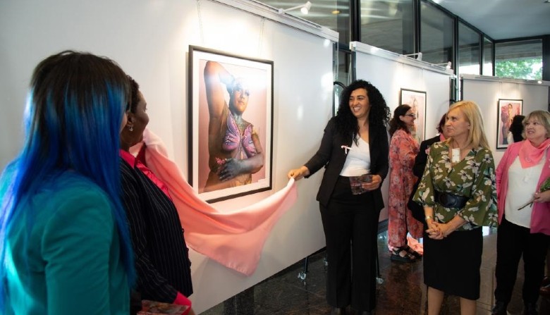 Argimón inaugurated a show that seeks to raise awareness about breast cancer