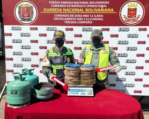 Arrests a delivery vehicle that was carrying drugs in gas cylinders