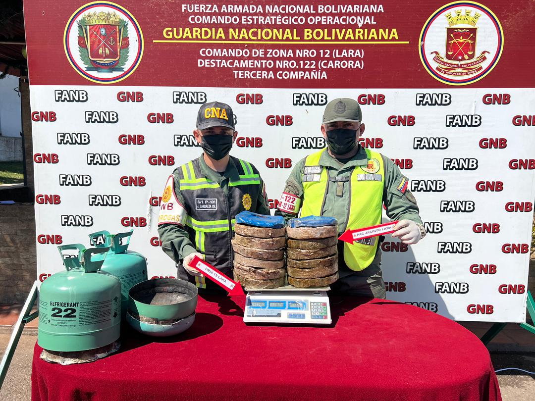 Arrests a delivery vehicle that was carrying drugs in gas cylinders