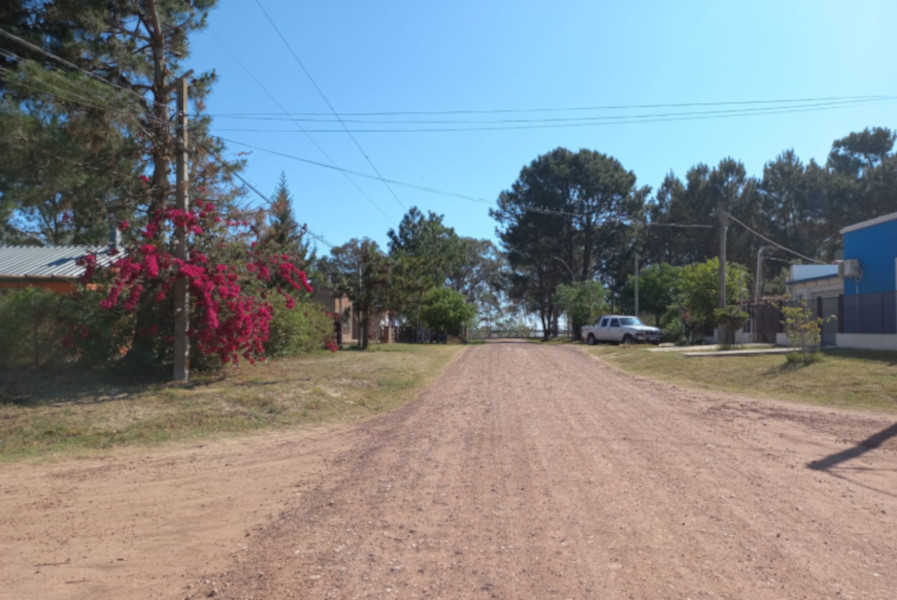 Asphalting of Brisas and defining the continuation of the riverbank limited by a strip