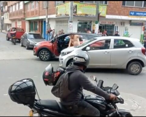 At the point of a machete and a bat: drivers had a minor crash, "they fixed the bad ones" and were even left without windows