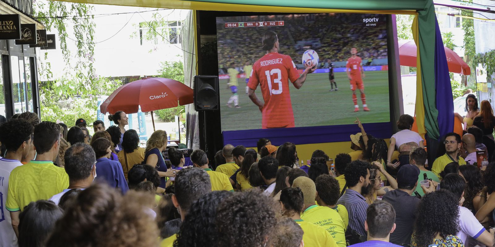 Between one sale and another, shopkeepers follow Brazil's victory