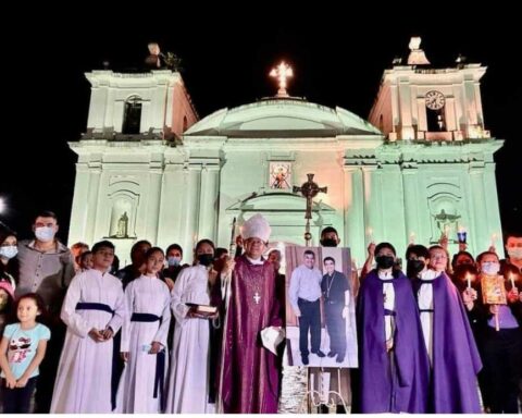 Bishop of Honduras holds vigil for Monsignor Rolando Álvarez and the political prisoners of Nicaragua