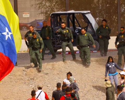 Border Patrol fires rubber bullets at Venezuelans in Mexico