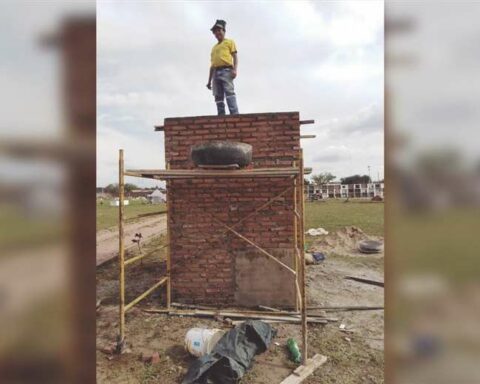 Burying the dead, a difficult job that supports Cristian's family