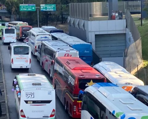 CDMX streets become parking lots for AMLO march