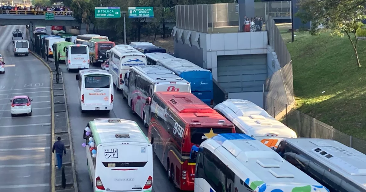 CDMX streets become parking lots for AMLO march