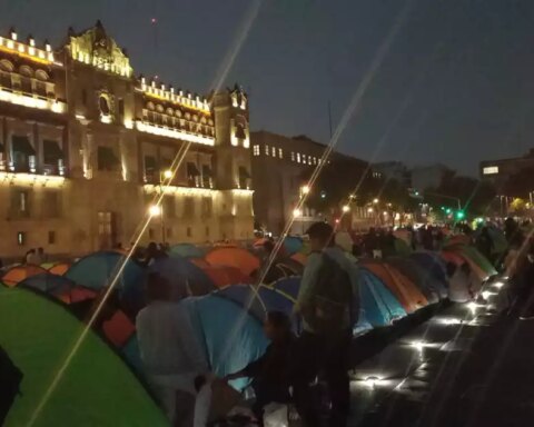 CNTE installs a sit-in in the Zócalo prior to the march called by AMLO