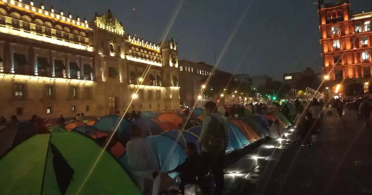 CNTE installs a sit-in in the Zócalo prior to the march called by AMLO