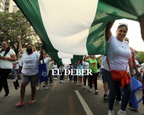 Camacho highlights the achievements of the strike and commits the fight for the freedom of the prisoners;  Evo rejects the return of 'agreed' democracy