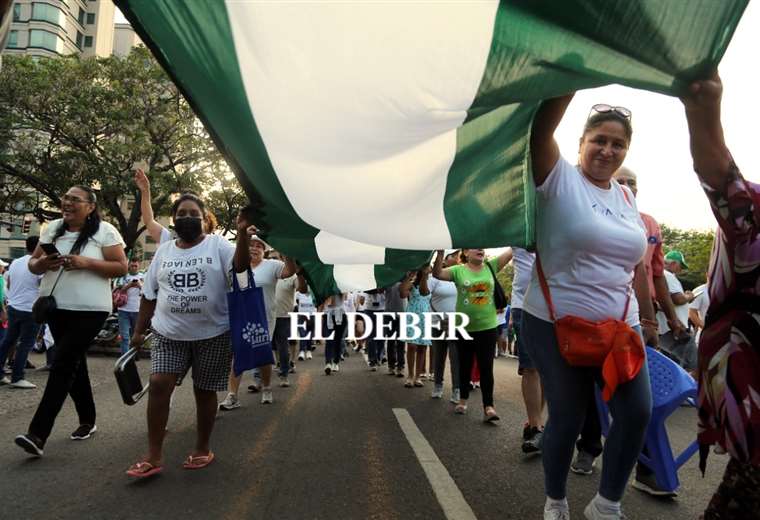 Camacho highlights the achievements of the strike and commits the fight for the freedom of the prisoners;  Evo rejects the return of 'agreed' democracy