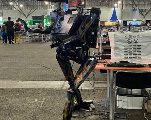 Campus Party free area attracts children and teenagers