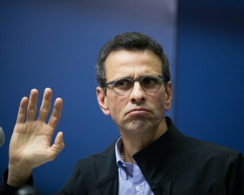 Capriles agrees to debate with Maduro, but asks him to lift the disqualifications