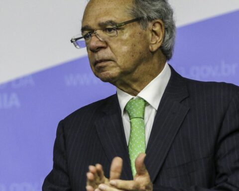 Ceiling was pierced because it was poorly built, says Minister of Economy