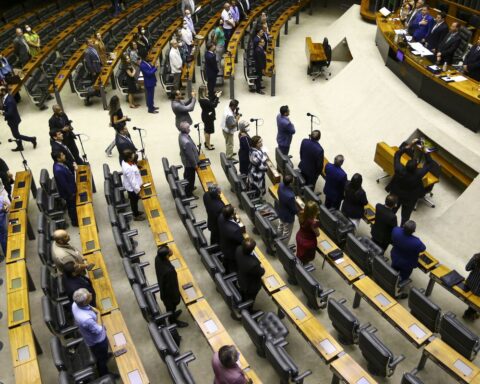 Chamber honors 100 years of radio in Brazil