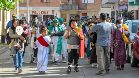 Children from Jujuy personified Saints and delivered stamps on the Day of the Dead