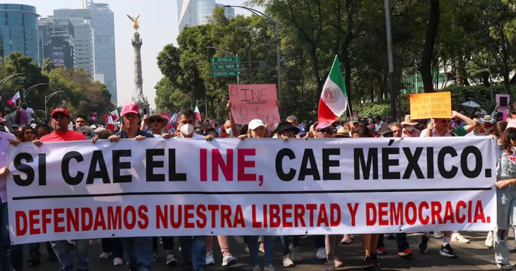 Chronicle |  March in defense of the INE summons thousands against the electoral reform