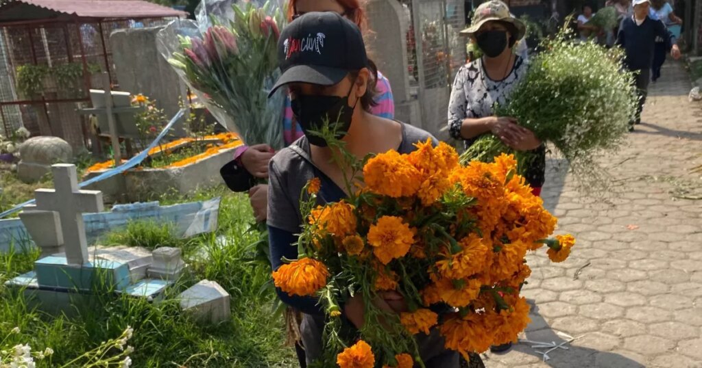 Chronicle |  Thousands return to the cemeteries of CDMX to honor their dead