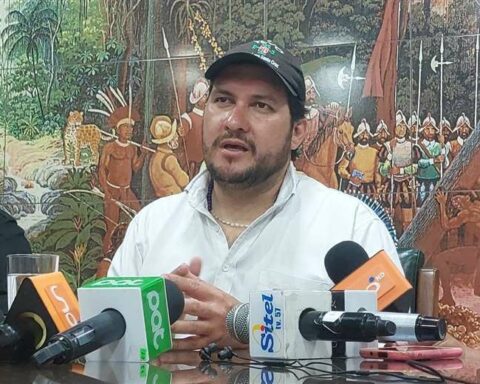 Civics assure that the strike cannot be lifted until they have a law in hand and urge pro-government deputies to "think of santa cruz"