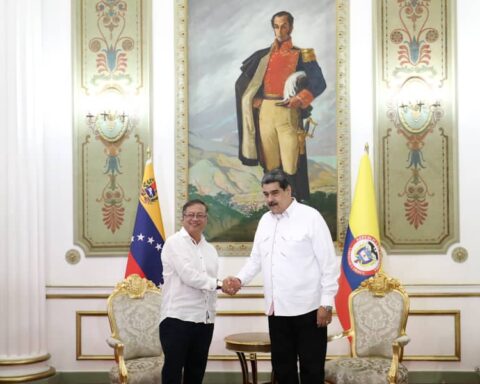 Colombian diplomats return to Venezuela