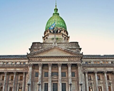 Congressional employees, with the exception of legislators, will receive a bonus of 30,000 pesos