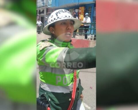 Controversial reaction of the police when the driver asks him to let him pass because he is carrying a woman in labor (VIDEO)