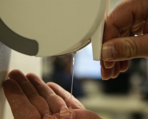 Covid-19: Anvisa releases sale of 70% alcohol in liquid form