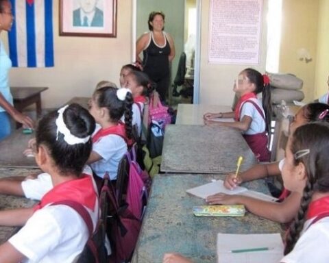 curso escolar, uniformes, maestros, Cuba