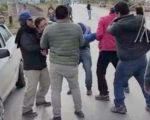 Cusco: protesters whip a driver who did not join the strike (VIDEO)