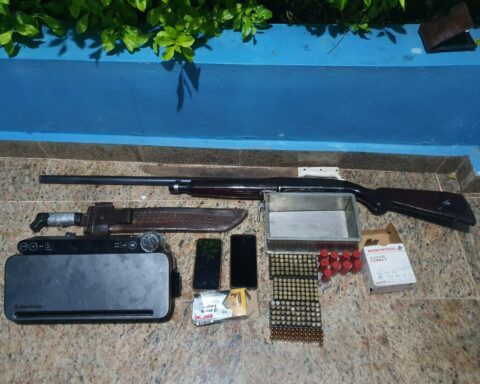 DNCD apresa dos hombre y ocupa armas de fuego, dinero y vehículos