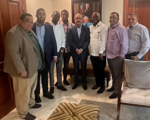 Danilo Medina juramenta en el PLD a exdirigentes del PRM