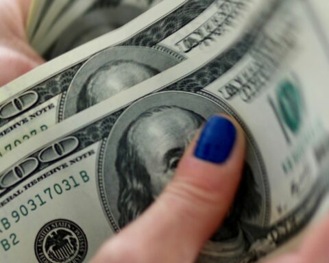 Dollar closes at R$5.40, after reaching R$5.53 in the morning