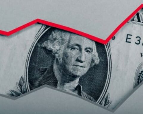 Dollar fell 113 pesos in the week and closed below 4,900