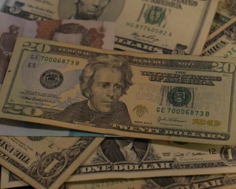 Dollar registers a new loss and falls below $4,900