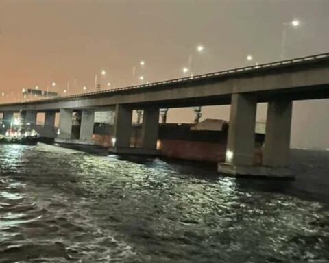 Drifting ship collides with important bridge in Rio de Janeiro