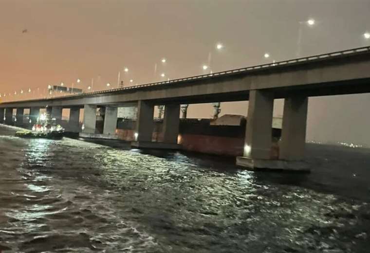 Drifting ship collides with important bridge in Rio de Janeiro