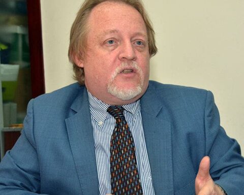 Economista Hebrard cree país debe aumentar la presión fiscal