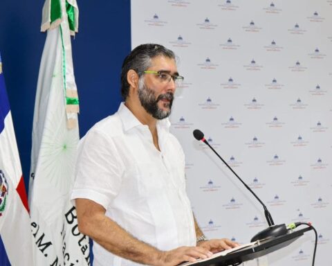 Medio Ambiente reintroduce la orquídea Cacatica, especie endémica en peligro crítico de extinción