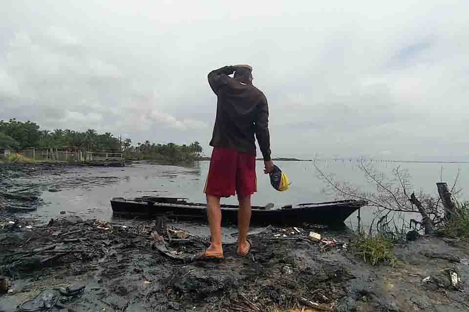 Environmentalists denounce a new oil spill in Lake Maracaibo