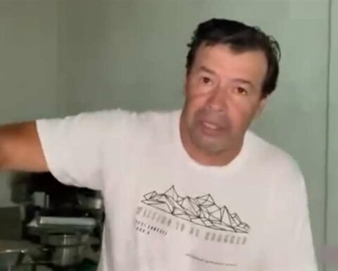 Erwin Sánchez helped prepare fideo stew to distribute at the blocking points (video)