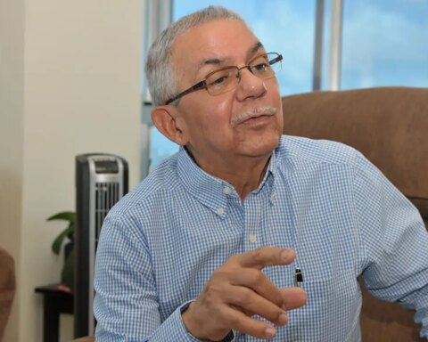 Experto critica método de lucha de los médicos