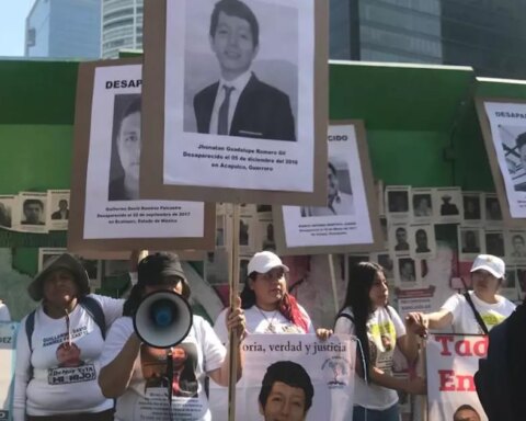 Families of the disappeared demand justice in the AMLO march, but they are ignored