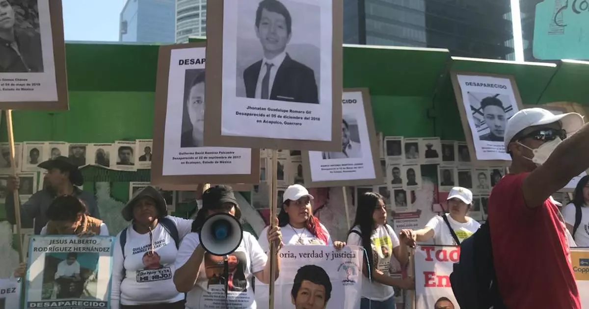 Families of the disappeared demand justice in the AMLO march, but they are ignored