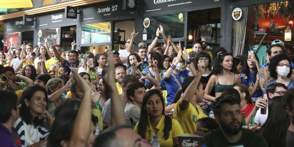 Fans follow the victory of the Brazilian team nervously