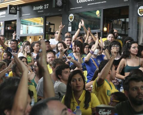 Fans follow the victory of the Brazilian team nervously