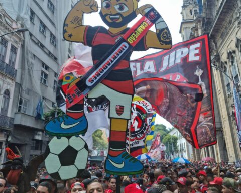 Flamengo celebrate their titles in the center of Rio