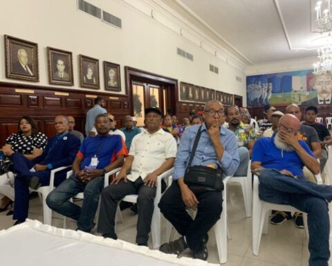 Folklorist Víctor Erarte participates in a meeting for the preparations for the Santiago 2023 carnival.