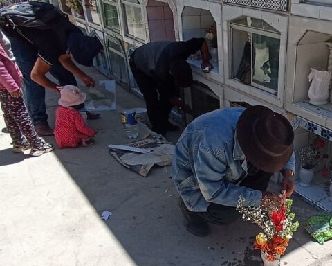 For All Saints' Day, victims of COVID-19 are remembered in Huancavelica