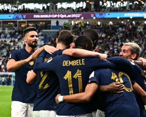 France, first classified for the round of 16 with a double from Mbappe